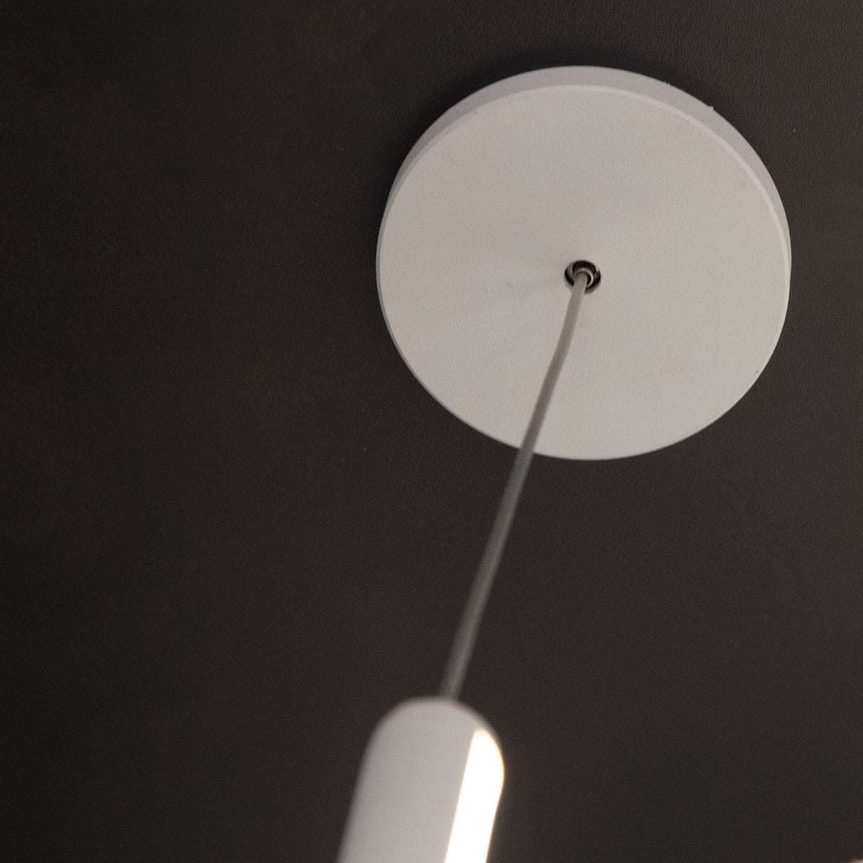 Lampadaire suspendu VERTICAL blanc Mantra 7351