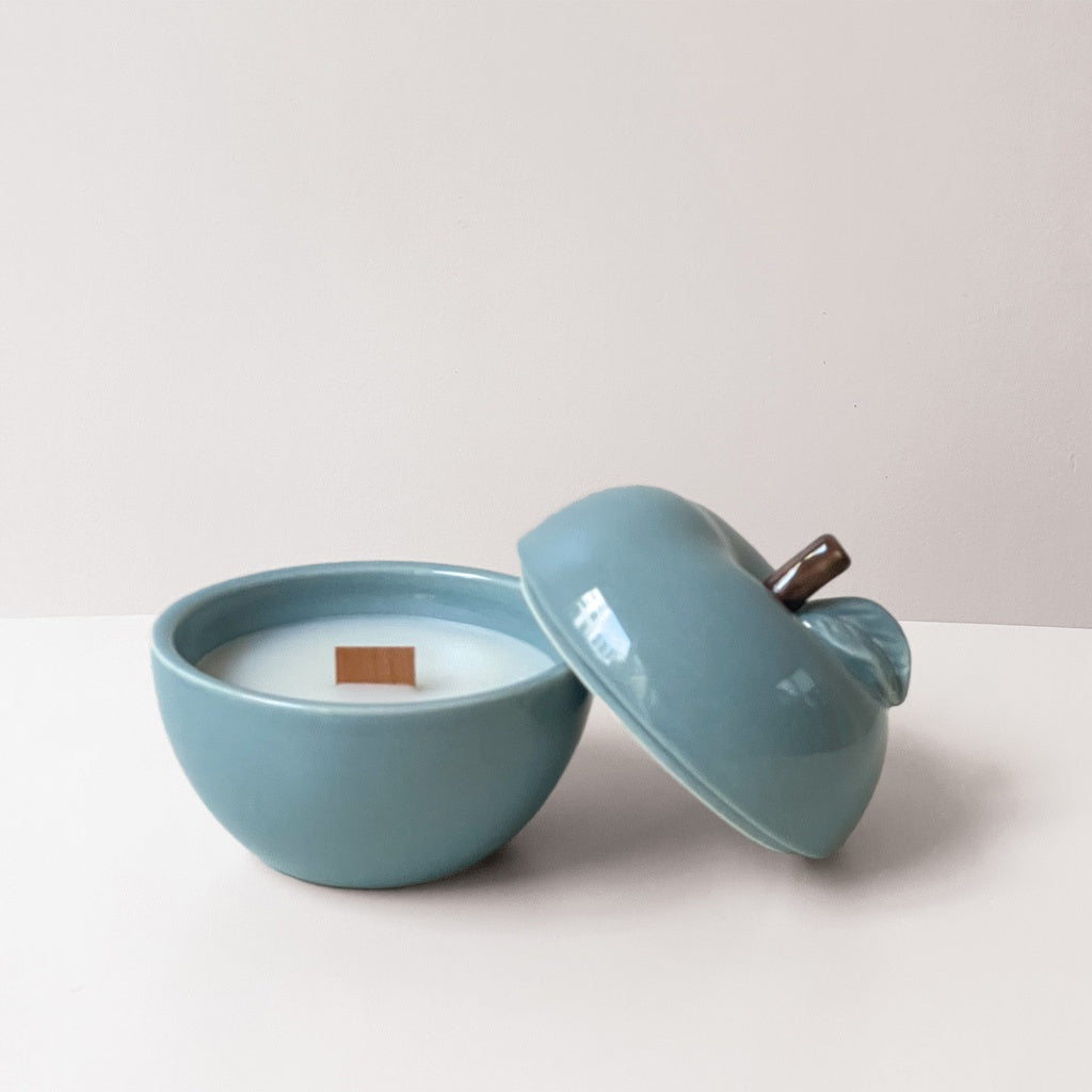 Bougie "POMME" gris bleu senteur Jasmin 018133